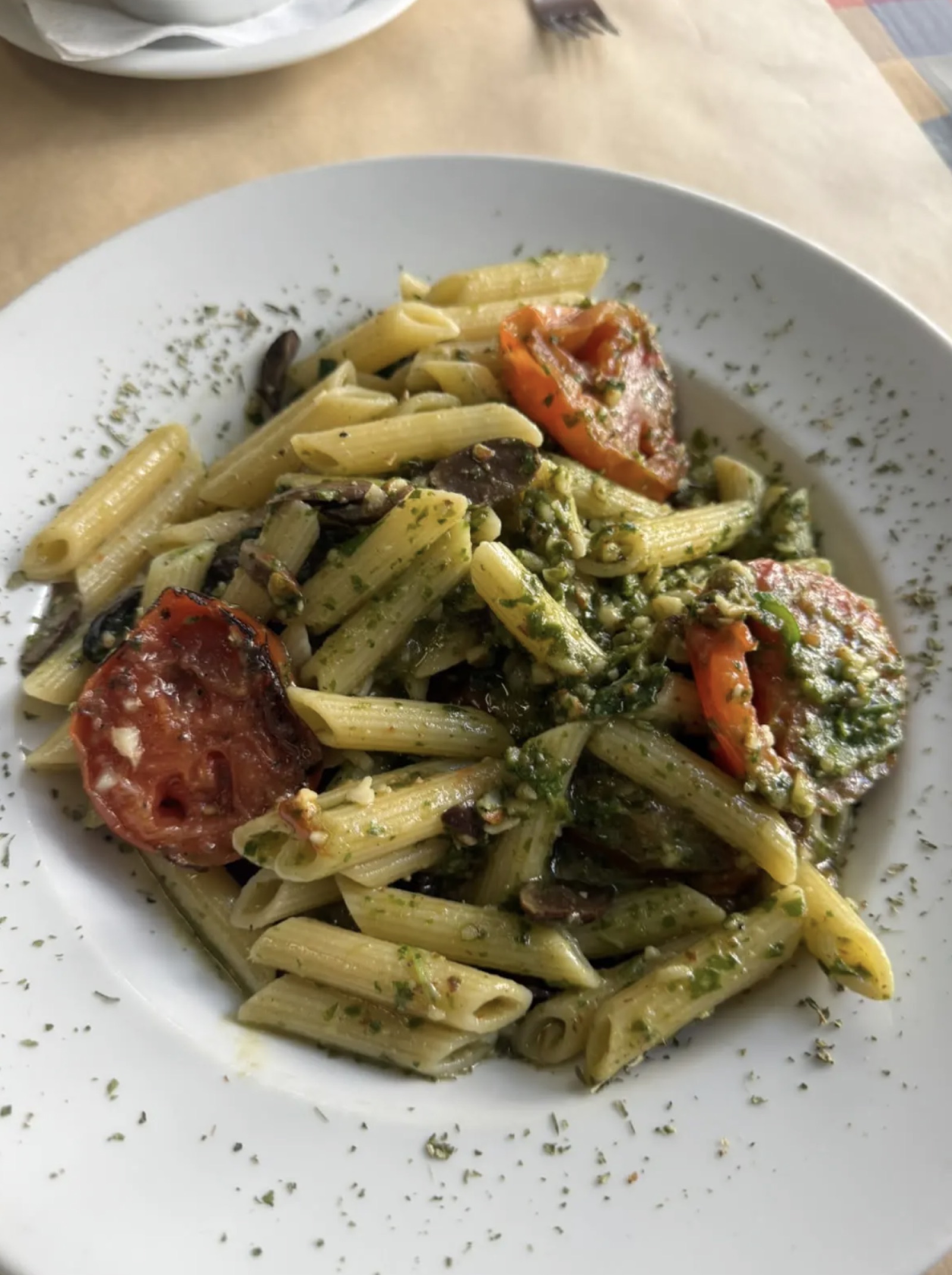 Penne con pesto y tomates asados como plato especial de Salgado