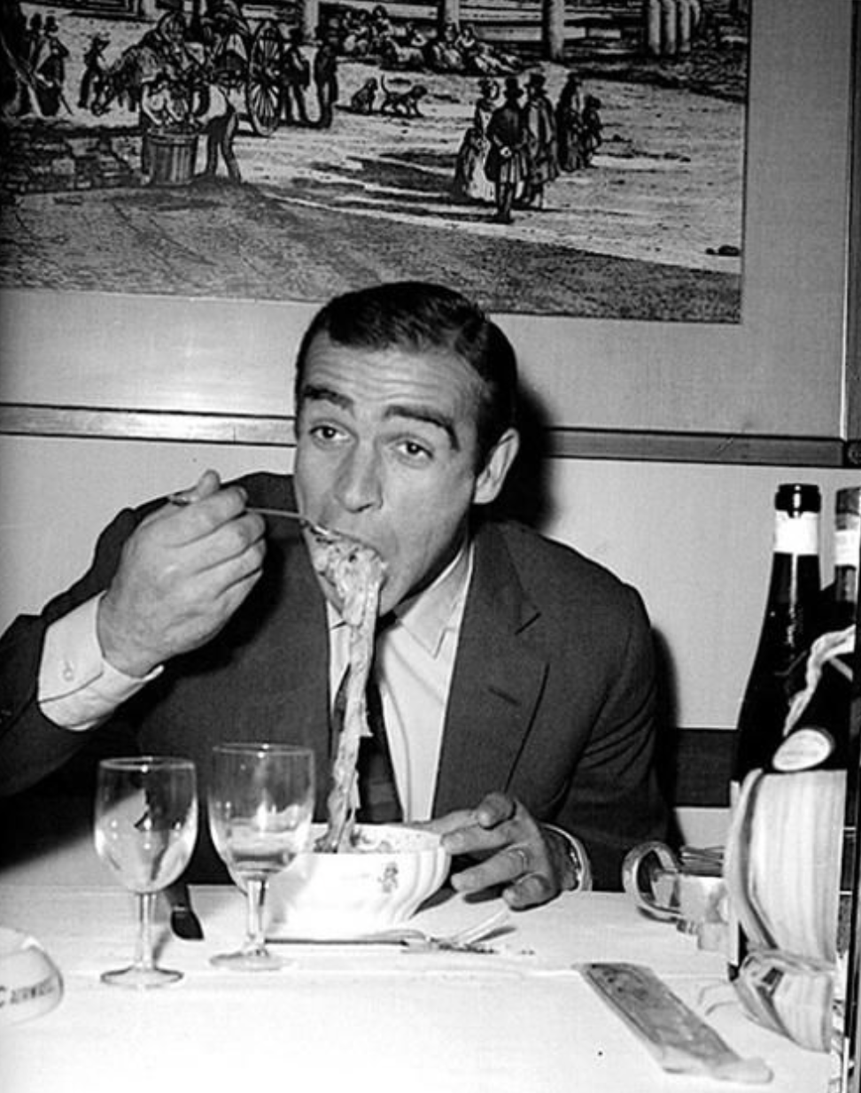 Comensal disfrutando pasta en Salgado