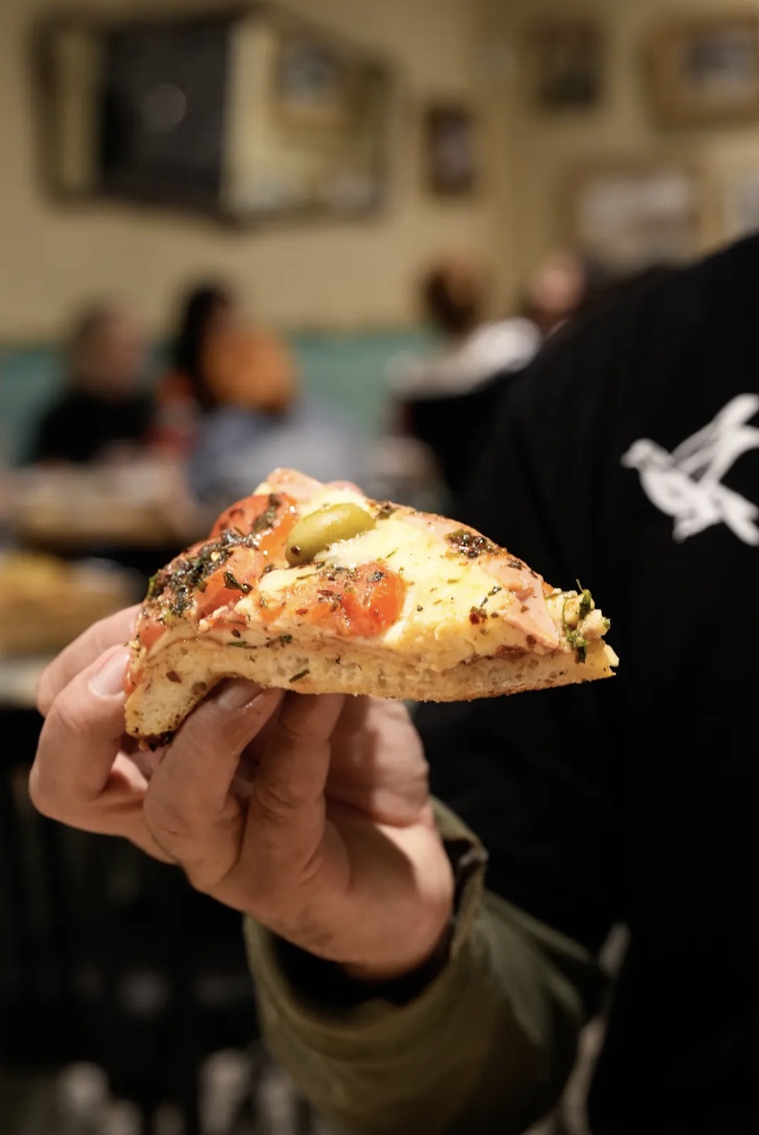 Porción de pizza artesanal de La Pizzería de Salgado